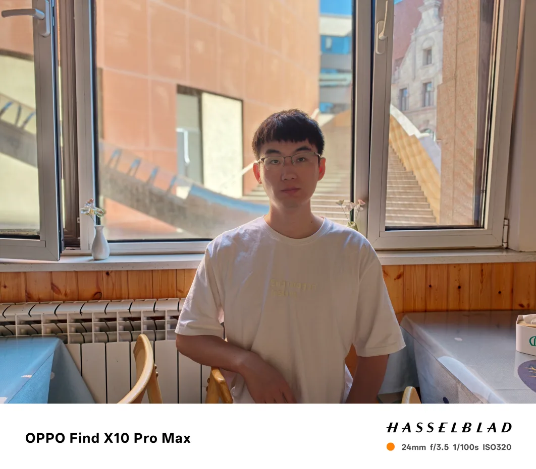 OPPO Find X10 Pro Max — بورتريه داخلي لرجل بإضاءة خلفية، 24 مم