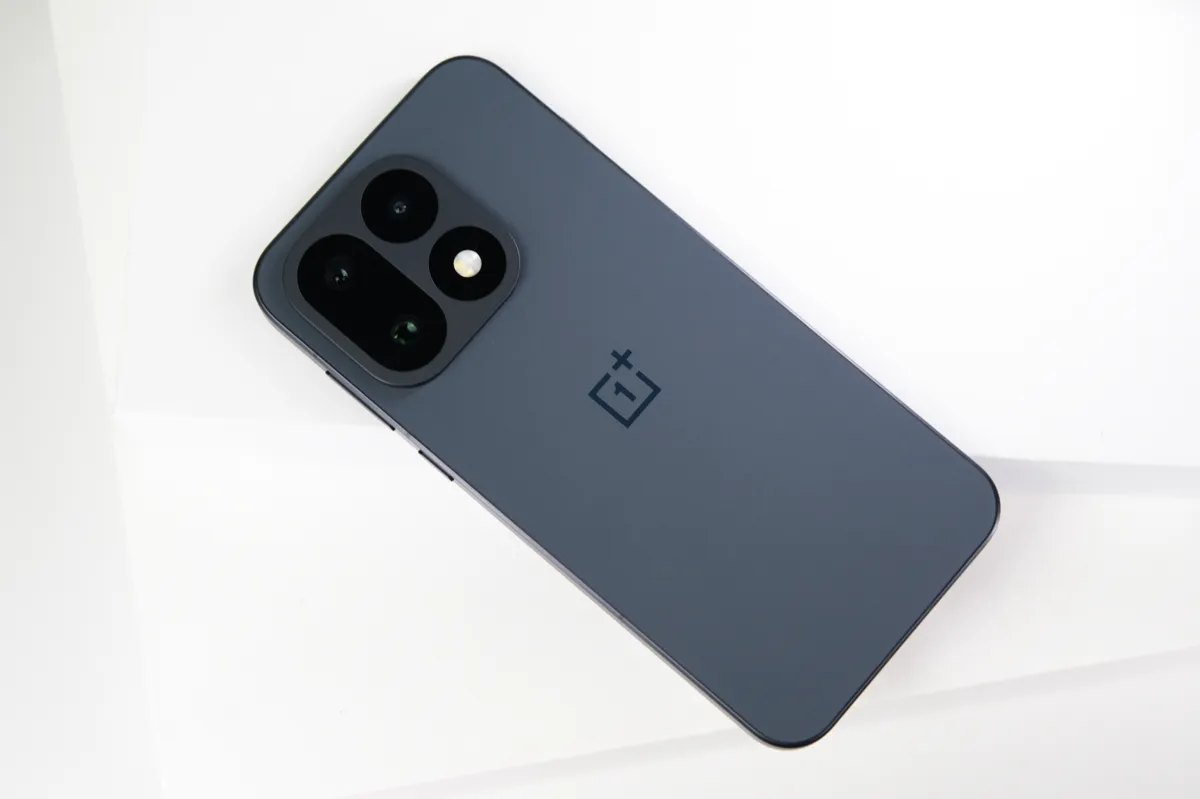 الجزء الخلفي من OnePlus 16 بلون Dark Forest ووحدة الكاميرات — المصدر: AnTuTu