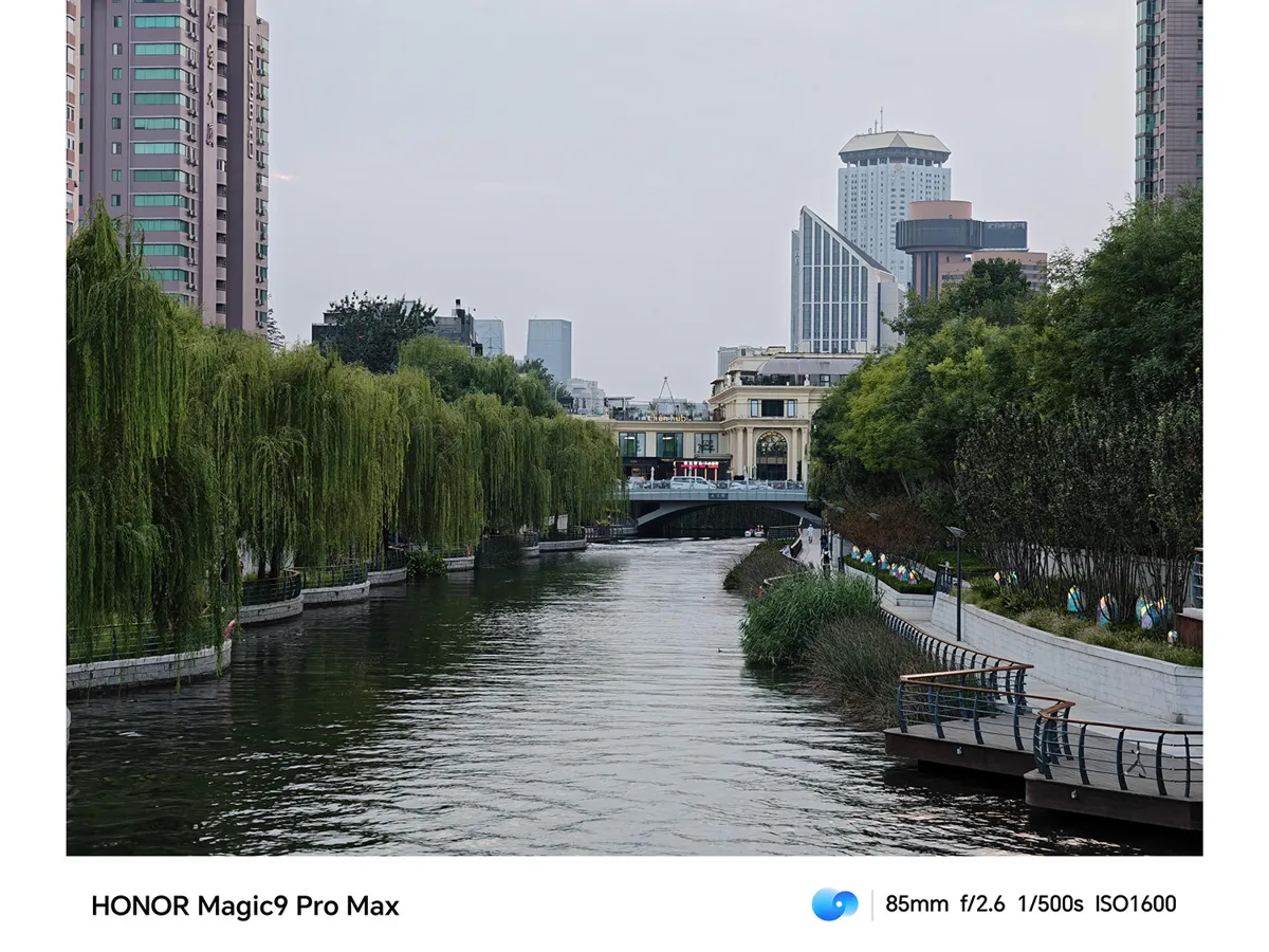 عيّنة نهارية ملتقطة بالهاتف — المصدر: mobilecity.vn