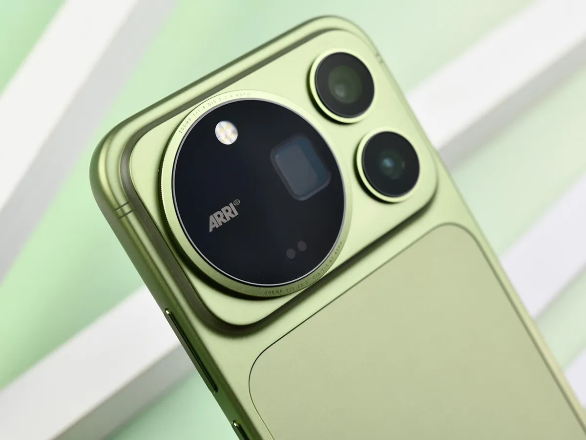 وحدة الكاميرات الثلاث بشعار ARRI — المصدر: mobilecity.vn