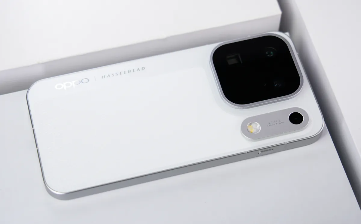 Find X10 Pro Max باللون الأبيض — المصدر: AnTuTu