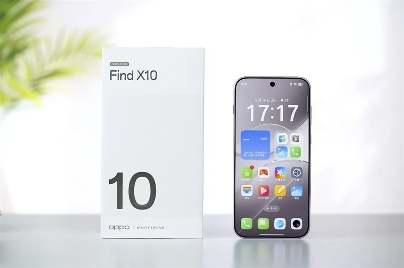 علبة Find X10 والهاتف — المصدر: QQ News