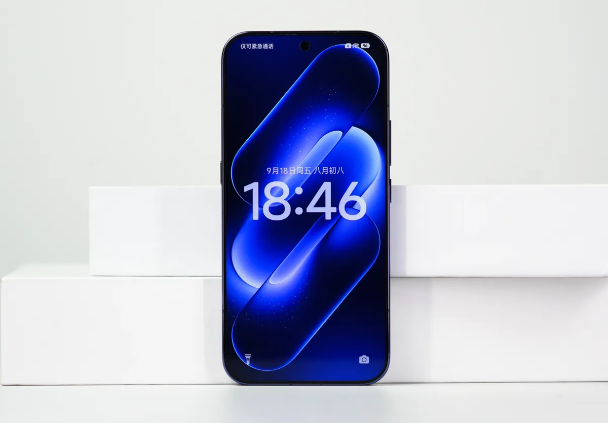 الواجهة الأمامية لهاتف Xiaomi 18 Pro Max بشاشة 6.9 بوصة — تصوير موقع AnTuTu