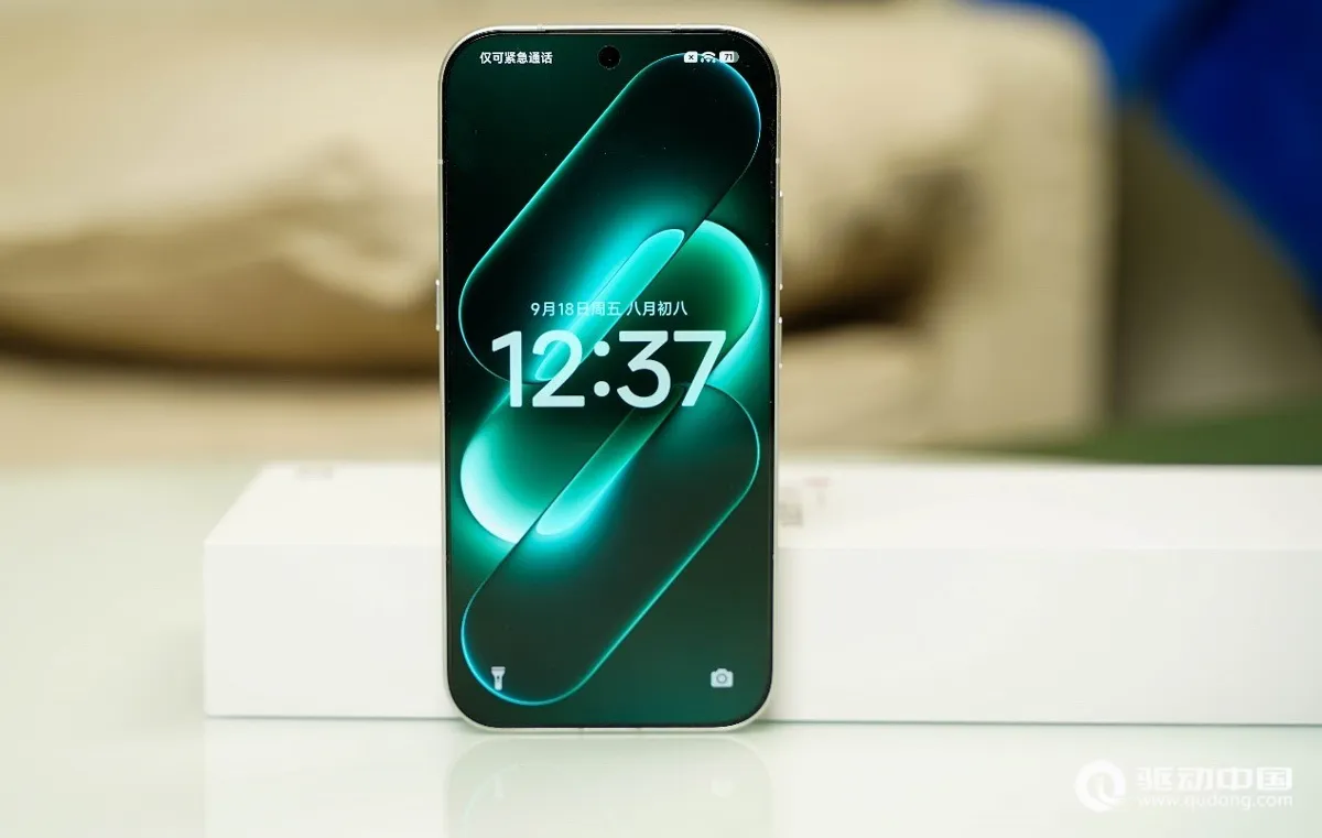 الواجهة الأمامية لهاتف Xiaomi 18 Pro بشاشة 6.4 بوصة — تصوير موقع 驱动中国 (QuDong)