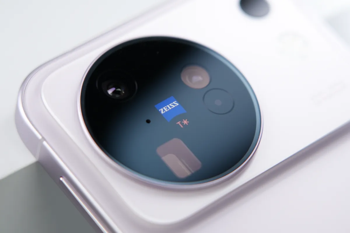 وحدة الكاميرا وشعار Zeiss عن قرب — تصوير AnTuTu