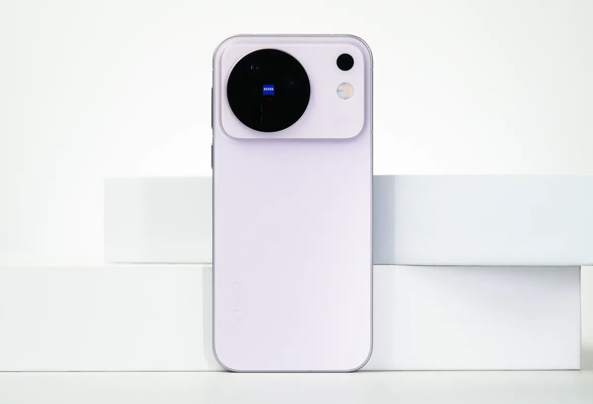 ظهر vivo X500 بلون "晨曦" ووحدة الكاميرا الجديدة — تصوير موقع AnTuTu