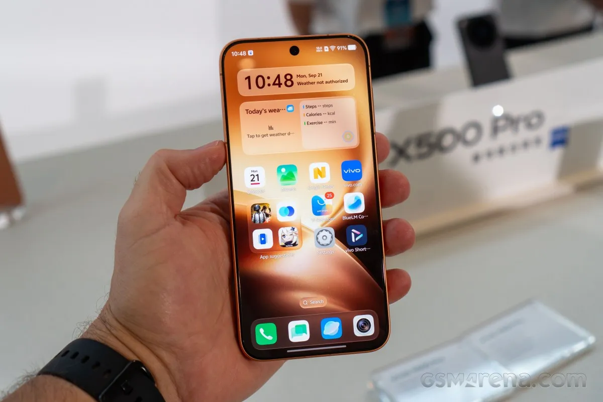 vivo X500 Pro في اليد أمام لافتة الإطلاق — تصوير GSMArena