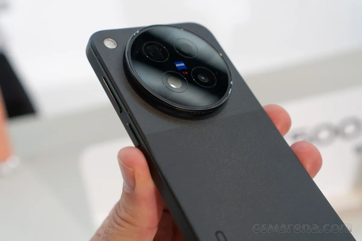 ظهر X500 Pro باللون الأسود ووحدة الكاميرا الدائرية — تصوير GSMArena