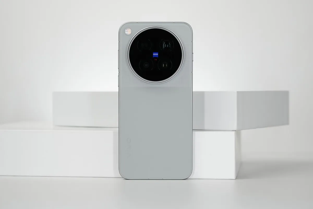 ظهر vivo X500 Pro Max ووحدة الكاميرا الدائرية — تصوير موقع AnTuTu