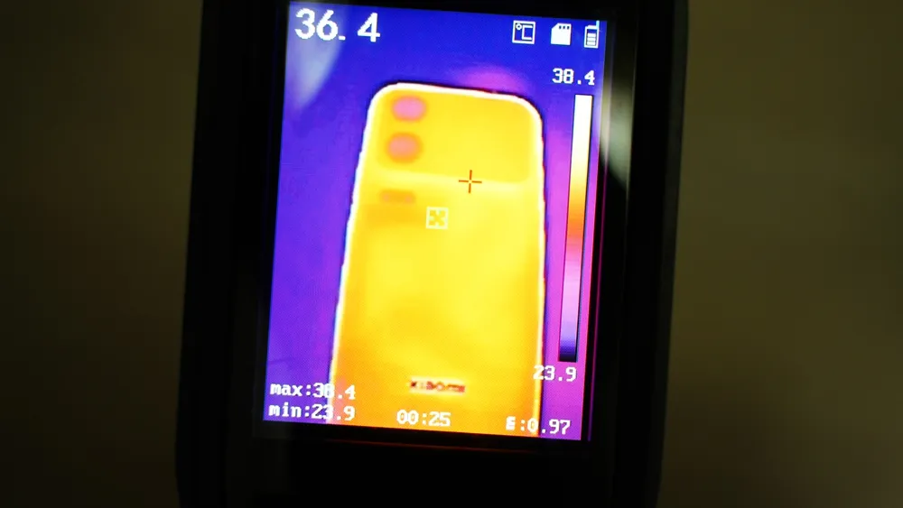 صورة حرارية لهاتف Xiaomi 18 Pro بعد 30 دقيقة من الألعاب بحد أقصى 38.4 درجة — المصدر: 驱动中国
